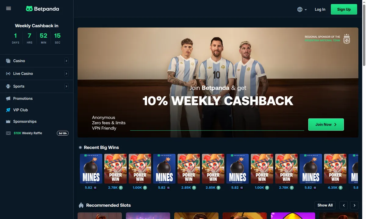 Betpanda.io-hjemmesiden: et ukentlig cashback-banner med nedtelling, en stripe med nylige store gevinster og anbefalte spilleautomater